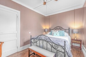 1 bedroom, desk, iron/ironing board, free WiFi - Close to Hospital and Downtown, Eastside Bungalow, Dogs Welcome + Fee (Florence)