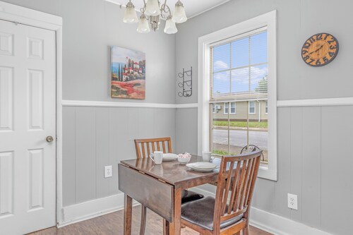 Close to Hospital and Downtown, Eastside Bungalow, Dogs Welcome + Fee