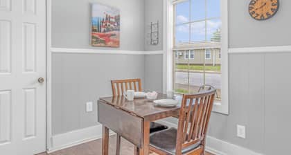 Close to Hospital and Downtown, Eastside Bungalow, Dogs Welcome + Fee