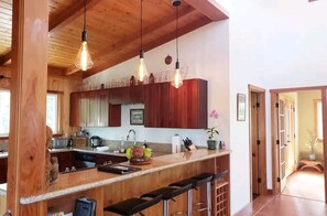 Kylskåp, mikrovågsugn, ugn och spishäll