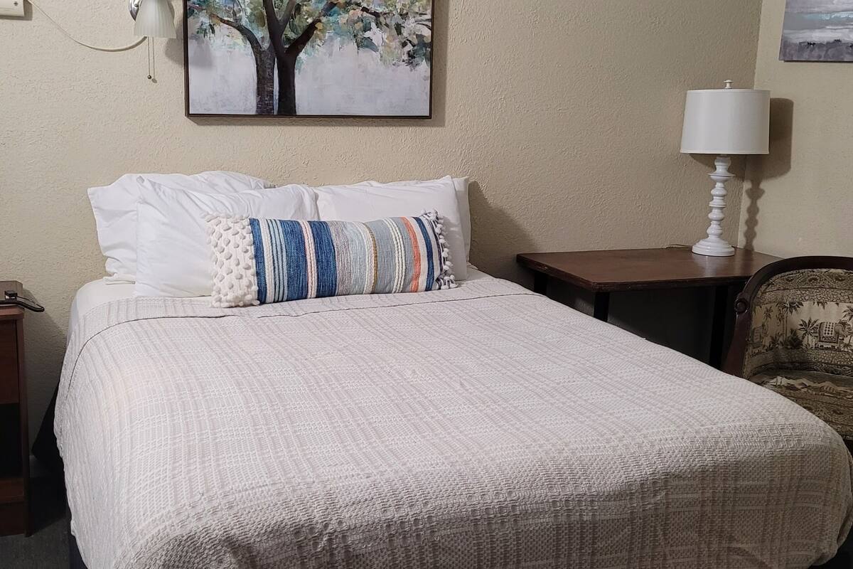 Escritorio, wifi gratis, decoración personalizada y muebles diferentes 