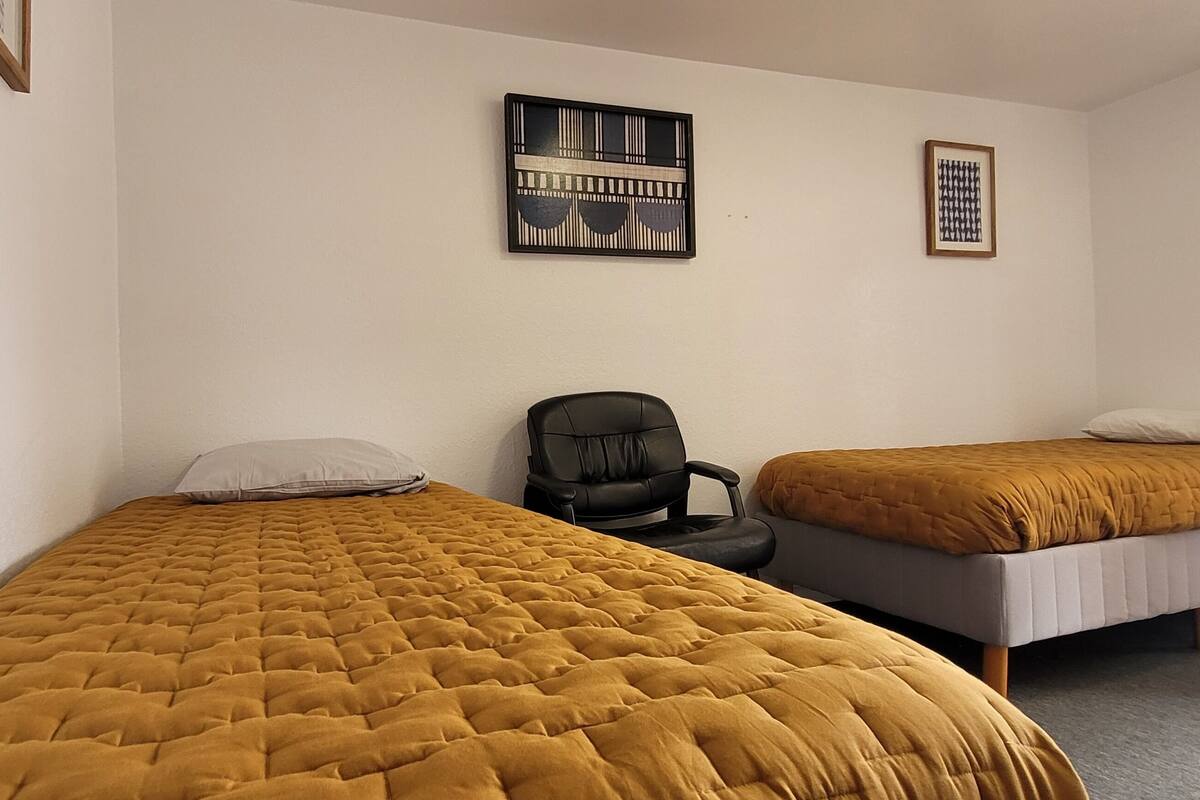 Escritorio, wifi gratis, decoración personalizada y muebles diferentes 