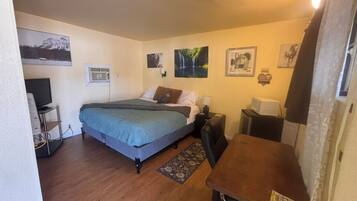 Economy Room | Individually decorated, individually furnished, desk, free WiFi