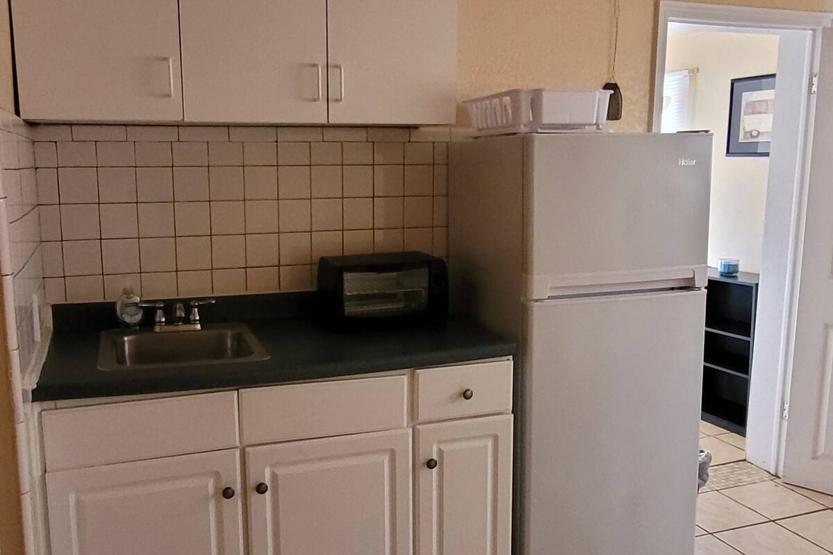 Escritorio, wifi gratis, decoración personalizada y muebles diferentes 