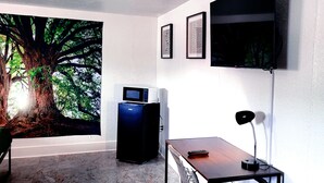 Economy Room | Desk, WiFi (free), individually decorated, individually furnished - Best Quality Inn (Davis)