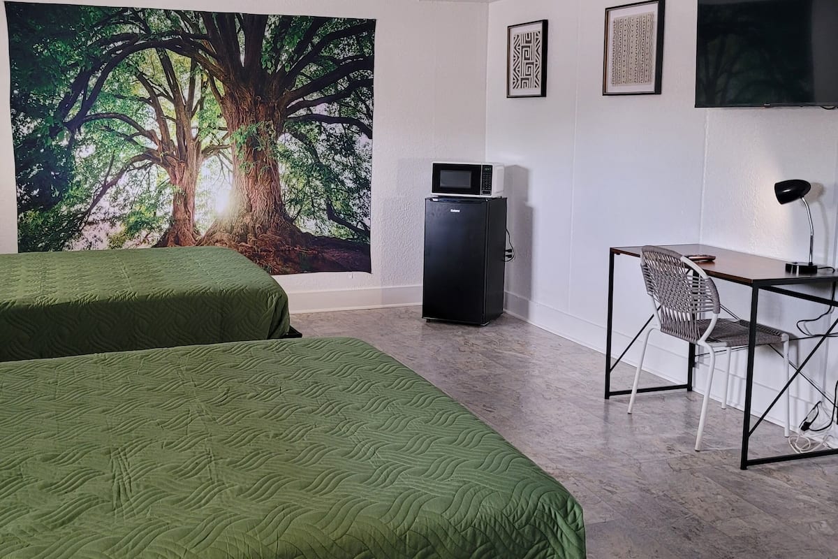 Kamar Double Ekonomi | Didekorasi berbeda-beda dan dilengkapi dengan perabotan berbeda-beda