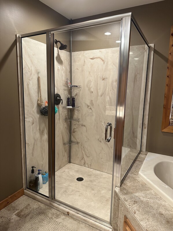 シャワー、ヘアドライヤー、タオル、トイレットペーパー