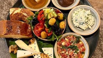 Sarapan ala kontinental setiap hari dengan biaya tambahan