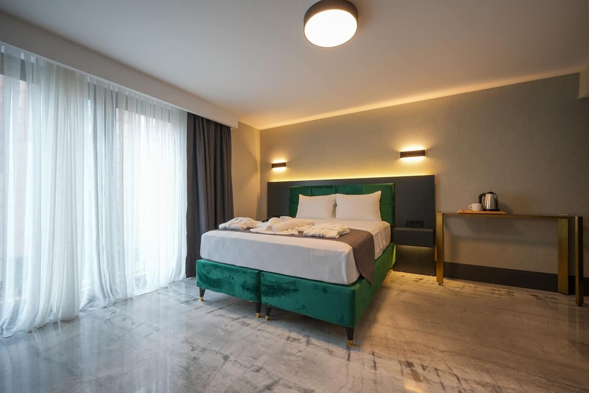 Egyptian cotton sheets, premium bedding, desk, free WiFi