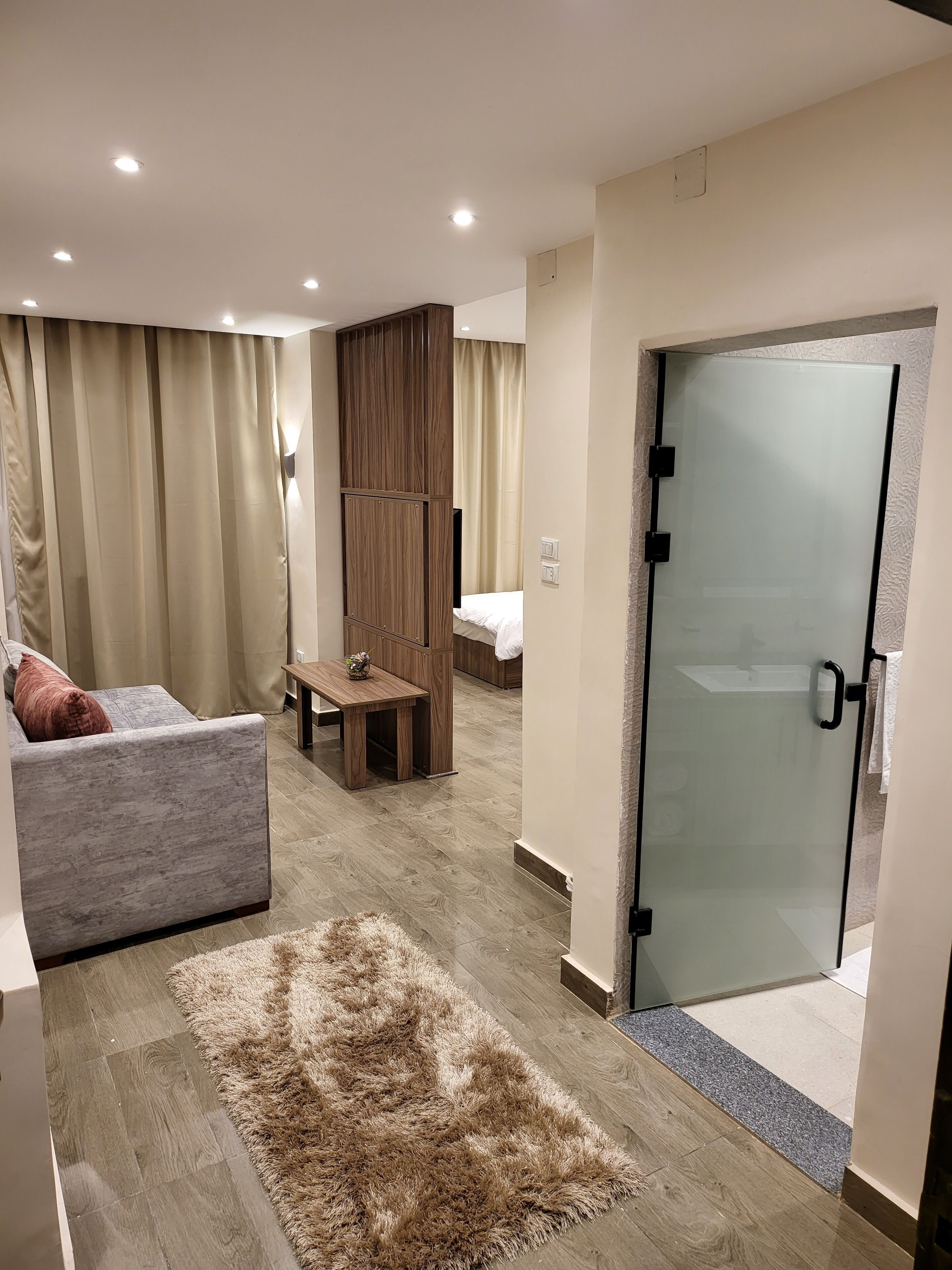 Luxury-Dreibettzimmer, 1 Schlafzimmer, Nichtraucher, Stadtblick | Wohnbereich | 40-cm-LCD-Fernseher mit Satellitenempfang, Fernseher, Kamin