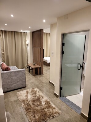 Chambre Triple Luxe, 1 chambre, non-fumeurs, vue ville | Coin séjour | Télévision LCD de 40 cm avec chaînes par satellite, télévision, cheminée