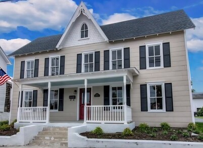 Historic home in downtown Milton w/hot tub. Quick drive to the Delaware beaches!