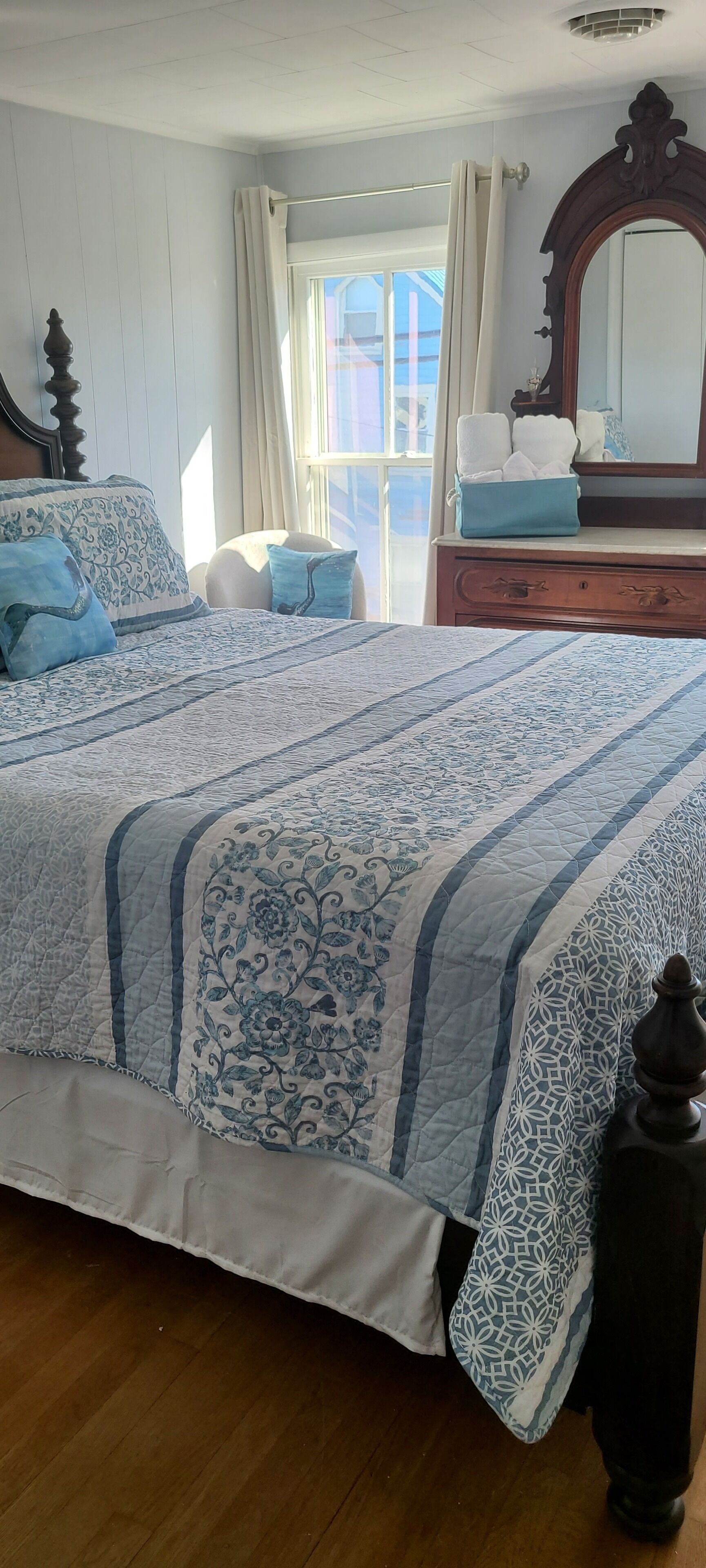 Historic home in downtown Milton w/hot tub. Quick drive to the Delaware beaches!