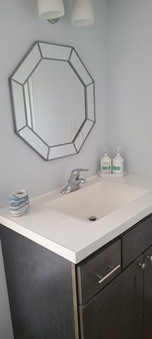 Een haardroger, handdoeken, zeep, shampoo