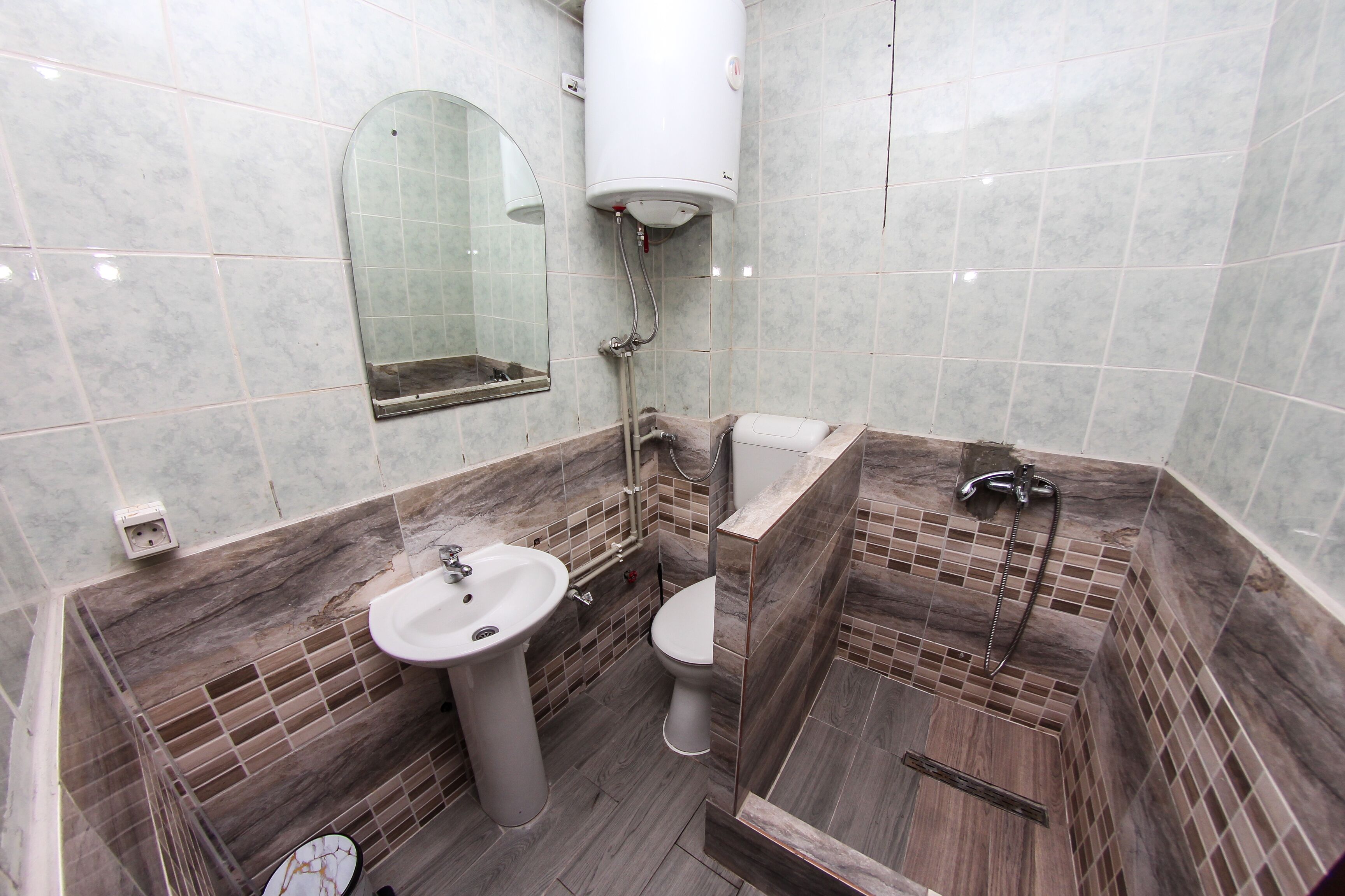 Deluxe Shared Dormitory | Bathroom | Free toiletries