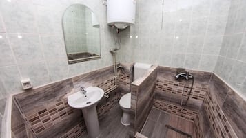 Deluxe Shared Dormitory | Bathroom | Free toiletries