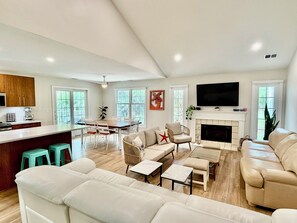 Una Smart TV, una chimenea, libros