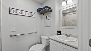 Hårtork, handdukar och toalettpapper