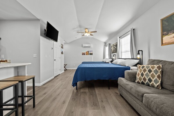 Iron/ironing board, bed sheets