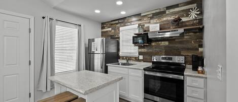 Kjøkkenutstyr og papirhåndklær