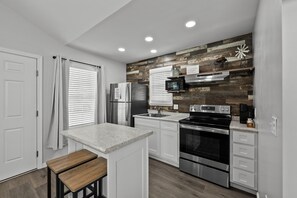 Cookware/dishes/utensils, paper towels