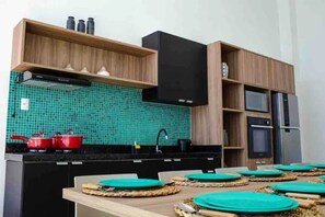 Geladeira, micro-ondas, fogão, cooktop