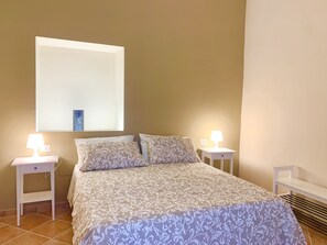 1 habitación, cortinas blackout y tabla de planchar con plancha 