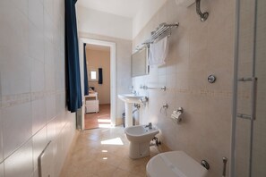 Deluxe Suite | Bathroom | Free toiletries, hair dryer, bathrobes, bidet - Artis Mare (Pozzuoli)