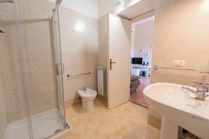 Artículos de tocador gratuitos, secador de pelo, batas, bidet