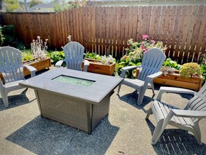 Outdoor dining - Sunny Downtown Arcata Apartment (Arcata)