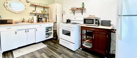 Frigorífico, microondas, horno y placa de cocina