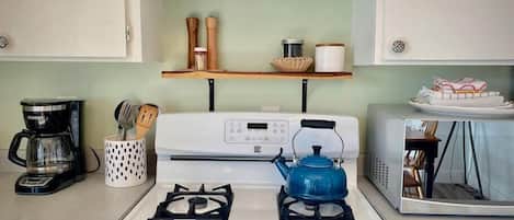 Frigorifero, microonde, forno, piano cottura