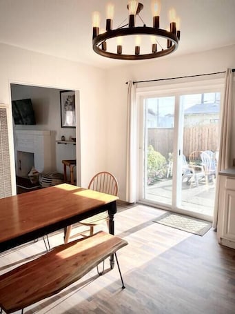 内装. Downtown Arcata Garden Cottage