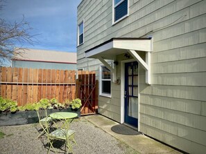 Outdoor dining - Super Convenient Micro-Apartment (Arcata)