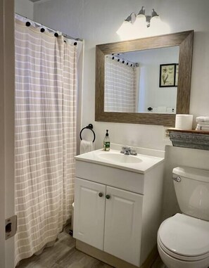Hair dryer, towels, soap, shampoo - Super Convenient Micro-Apartment (Arcata)