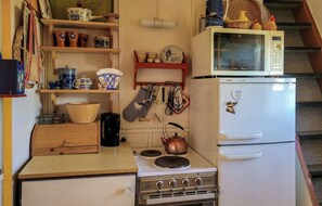 Kjøleskap, ovn, kokeplater og kaffetrakter/tekoker