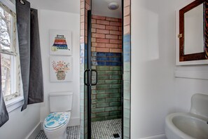 Asciugamani, sapone, shampoo, carta igienica