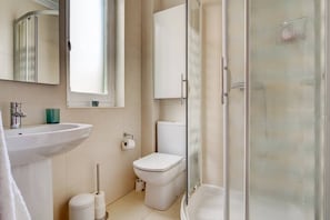 Een haardroger, handdoeken