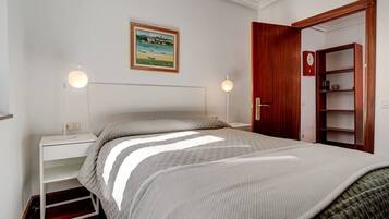 3 slaapkamers, een strijkplank/strijkijzer, wifi, beddengoed