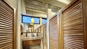 Shower, designer toiletries, hair dryer, towels - Nectar: Hotel, Cafe, Cowork (Adult Only) (Puerto Escondido)