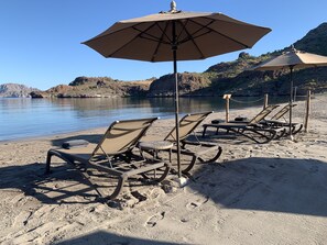 Plage, chaises longues, serviettes de plage