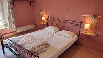 4 makuuhuonetta, vauvan matkasänky