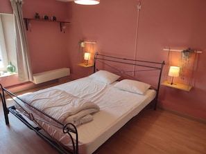 4 slaapkamers, reisbedje