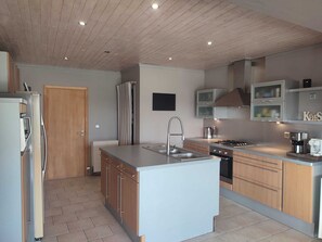 Four, plaque de cuisson, chaise haute, tables Ă manger