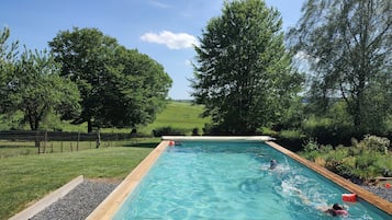 Een buitenzwembad en een verwarmd zwembad