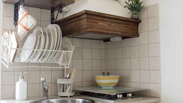 Een koelkast, een magnetron, een kookplaat