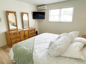 4 bedrooms, iron/ironing board, WiFi