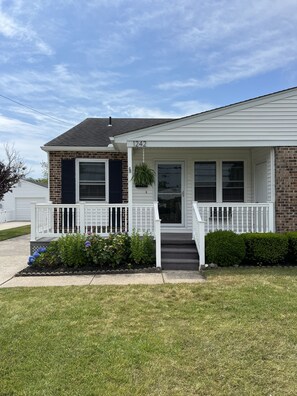 Exterior - Spacious 4br 2bth, 2floors 1/2 mile to beach. On Cape May island (Cape May)