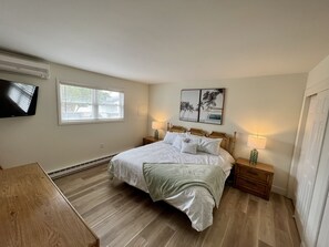 4 bedrooms, iron/ironing board, WiFi - Spacious 4br 2bth, 2floors 1/2 mile to beach. On Cape May island (Cape May)