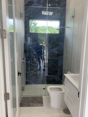 Deluxe Studio Suite (3) | Bathroom